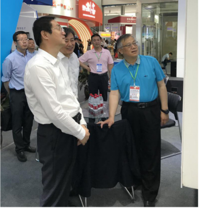 省委常委、西寧市委書記王曉蒞臨第十九屆青洽會青海物產(chǎn)展位參觀
